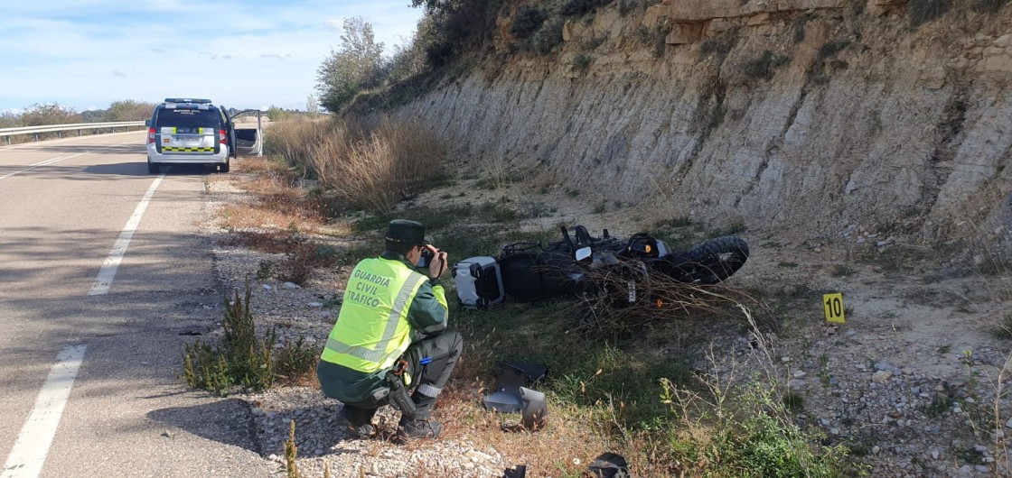 Fallece un  motorista al salirse de la vía en Cantavieja