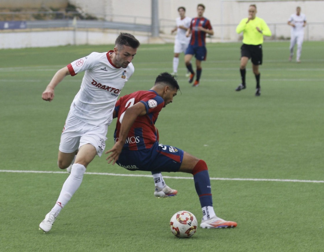 La Vega empuja para materializar la primera victoria del Utrillas en la temporada (2-0)