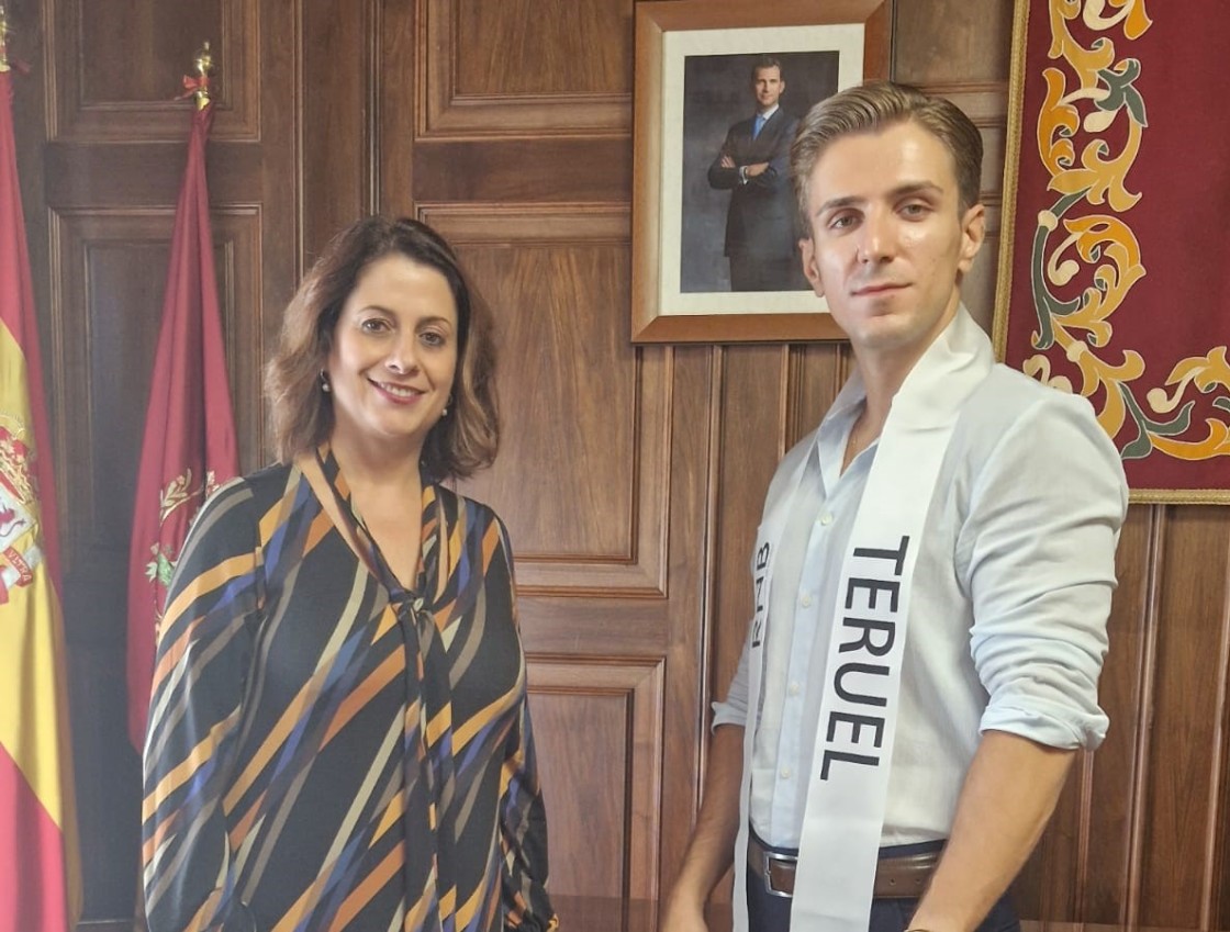 La alcaldesa recibe al representante de Teruel en el certamen Nacional de Mister RNB España 2024