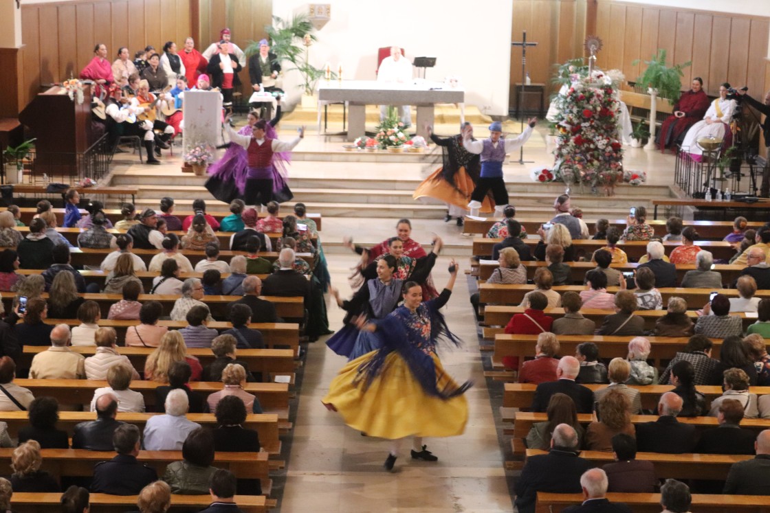 Teruel se vuelca con la Virgen del Pilar con jotas y ramos de flores entre mantones y cachirulos