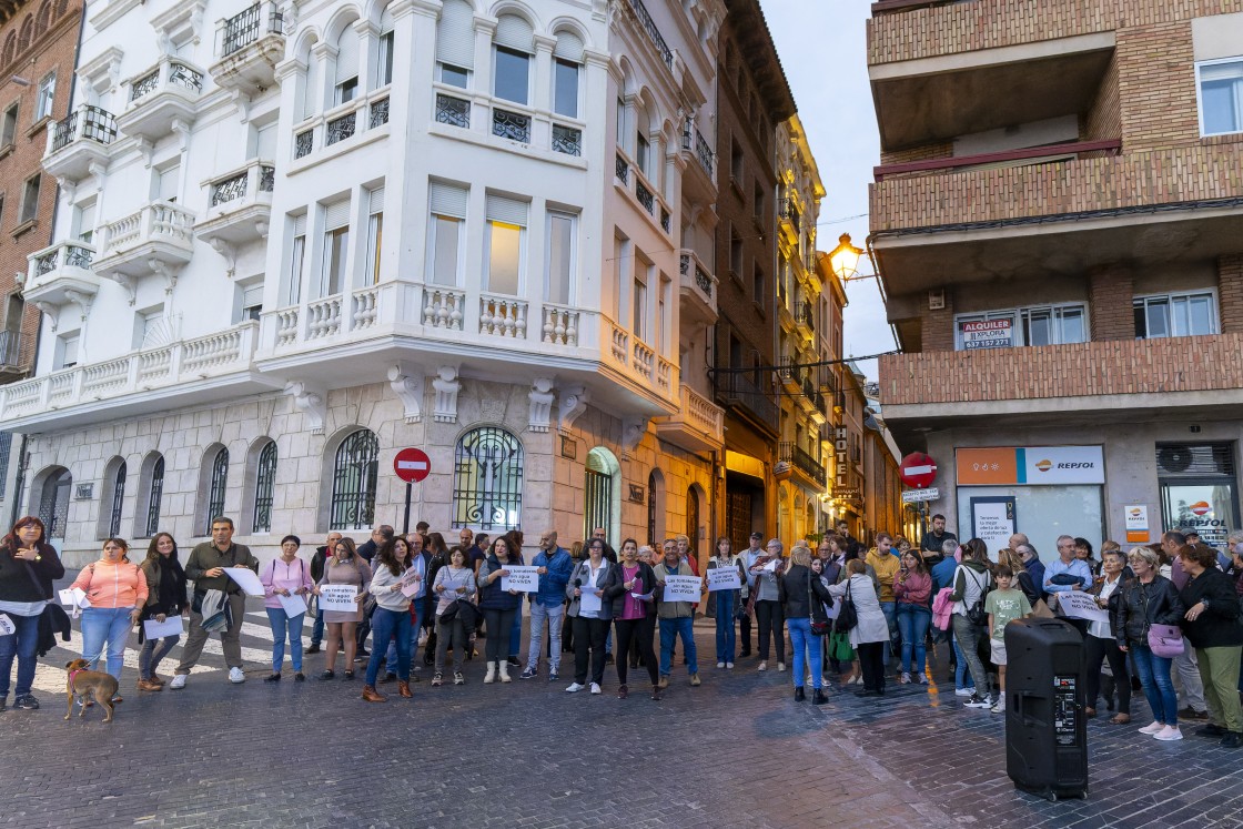 Nueva concentración de los afectados de San Francisco: “No podemos asumir más gastos de unas viviendas que no disfrutamos”