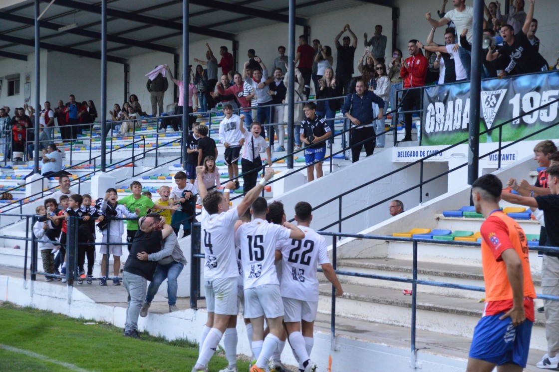 Locura al final en el Endeiza para sujetar al Andorra en el podio liguero (2-1)