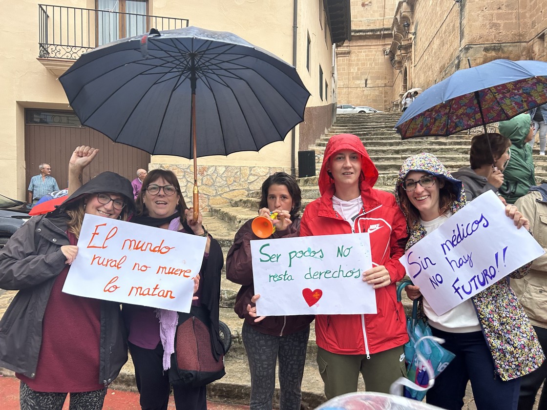 La lluvia no impide que al menos 300 personas se manifiesten en Aguaviva en defensa de la sanidad rural