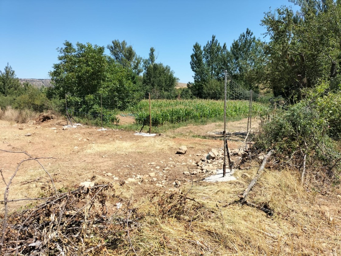 Dos años después de una sentencia, un vecino aún no puede acceder a sus fincas