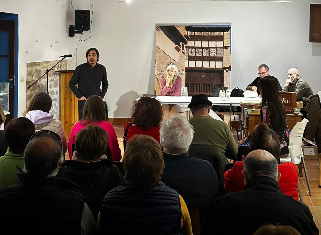 Gran afluencia de público  en el recital poético de Mirambel