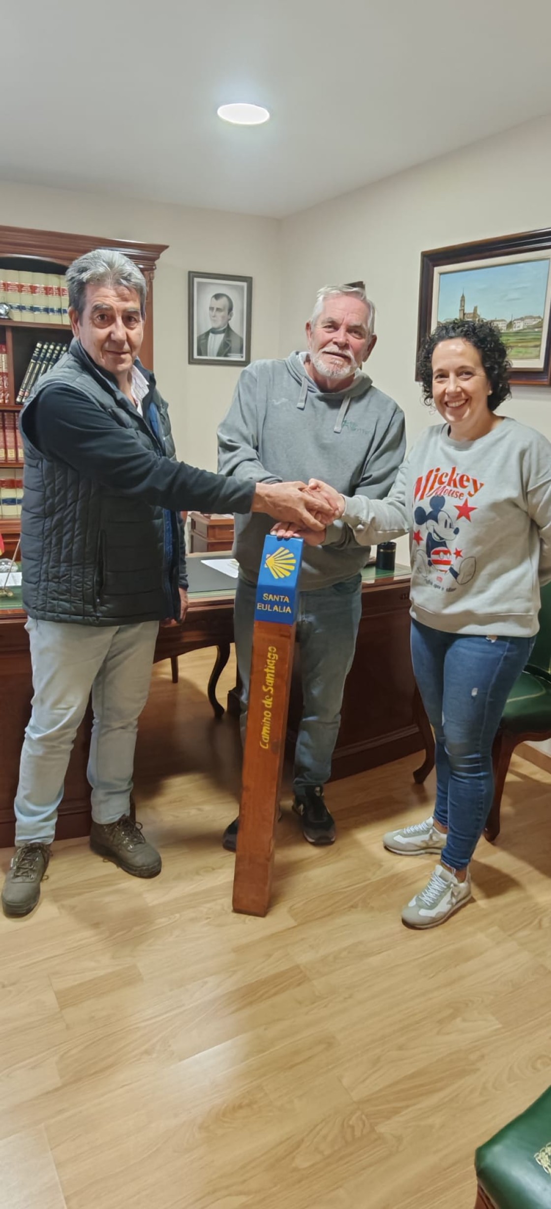 Santa Eulalia recibe a la Asociación de Amigos del Camino de Santiago