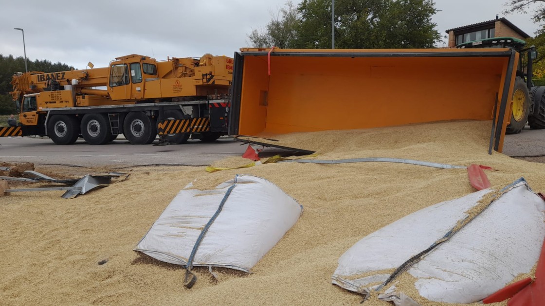 El vuelco de un remolque deja cubierta de grano una calle de Calamocha