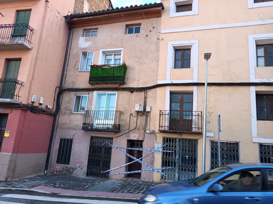 El Ayuntamiento de Teruel precinta un edificio de la calle San Francisco situado enfrente del que se derrumbó por su mal estado