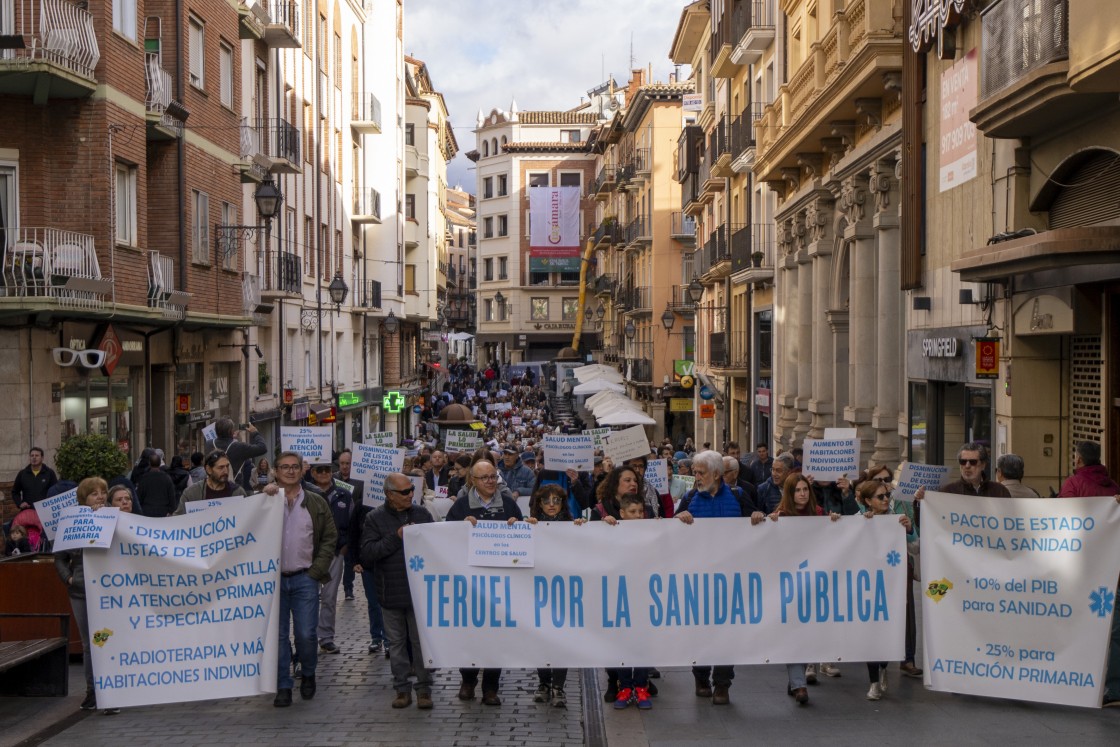 Alrededor de 600 personas reivindican  la mejora de la sanidad pública