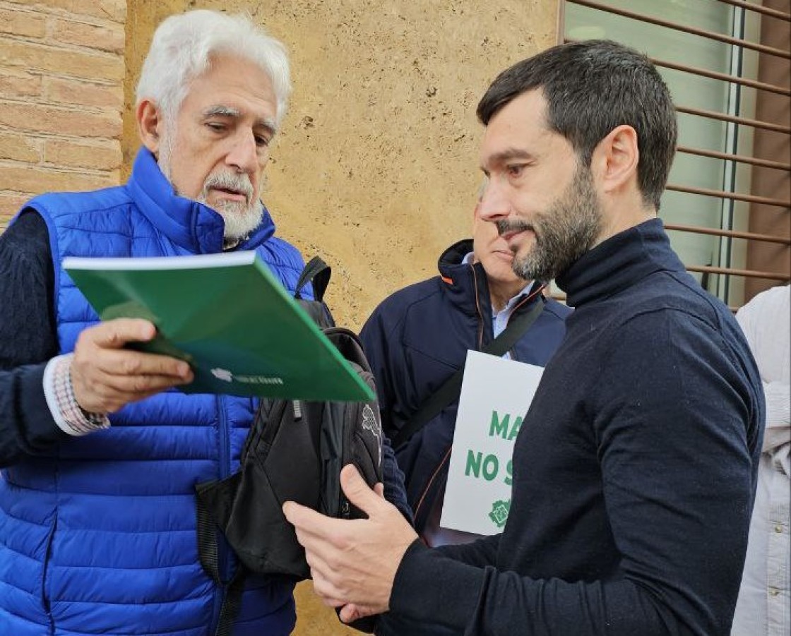 El Movimiento ciudadano Teruel Existe entrega al ministro Bustinduy la guía 'Teruel, paisaje amenazado' en protesta por el Clúster Maestrazgo