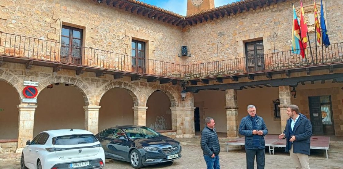 Blasco estudiará financiar con el Fite la remodelación de la plaza Mayor de Albarracín