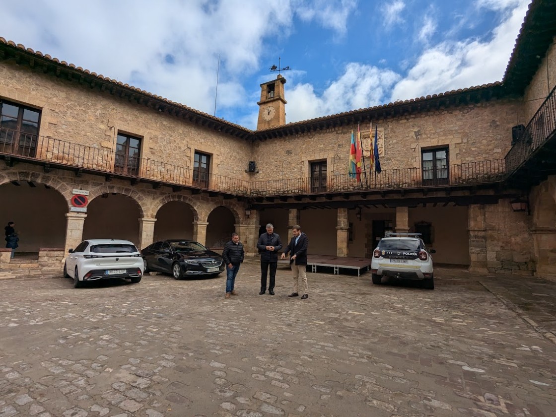 Blasco compromete ayudas del Fite para reformar la plaza Mayor de Albarracín