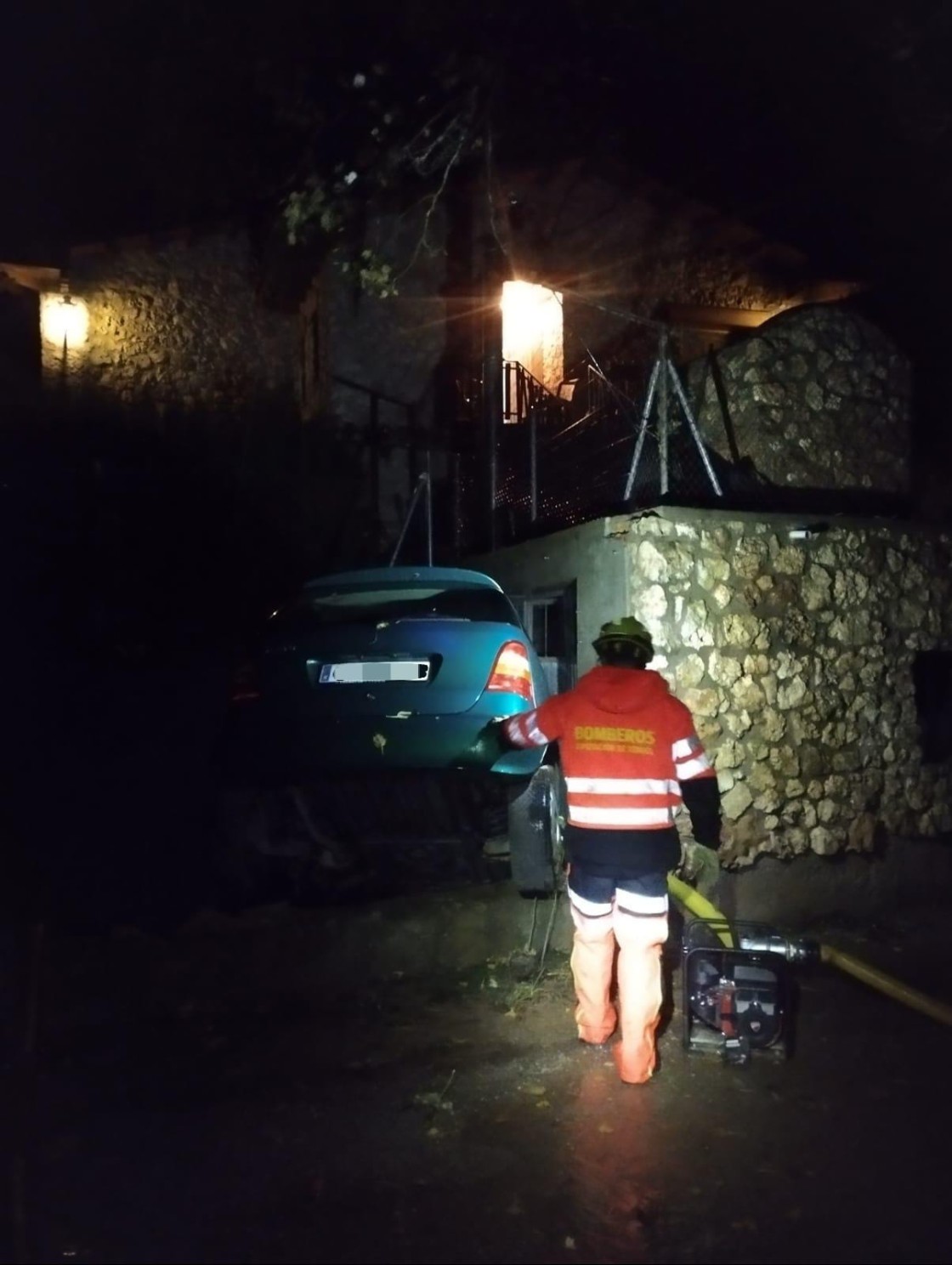 Los bomberos de la DPT achican agua en varios puntos de la provincia