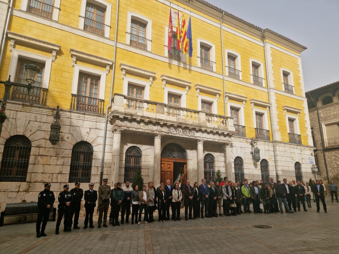 Minuto de silencio ante el Ayuntamiento de Teruel por las víctimas de la dana