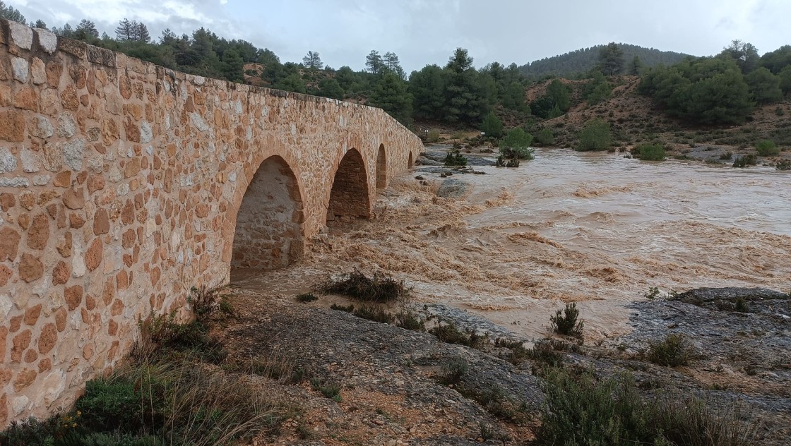 El embalse de Calanda duplica sus reservas en horas y se acerca al 50% por la crecida del Bergantes