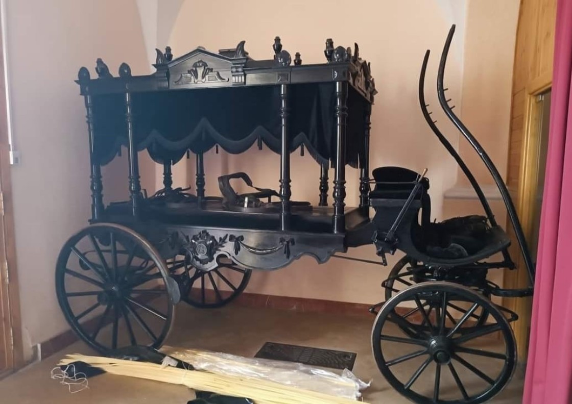 El museo de la Semana Santa de Alcorisa exhibe un carro fúnebre