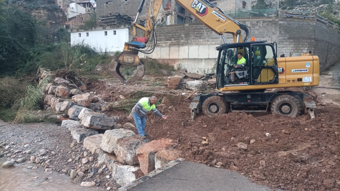 Montalbán y la Hoz de la Vieja recuperan el suministro de agua y Olba, los puentes