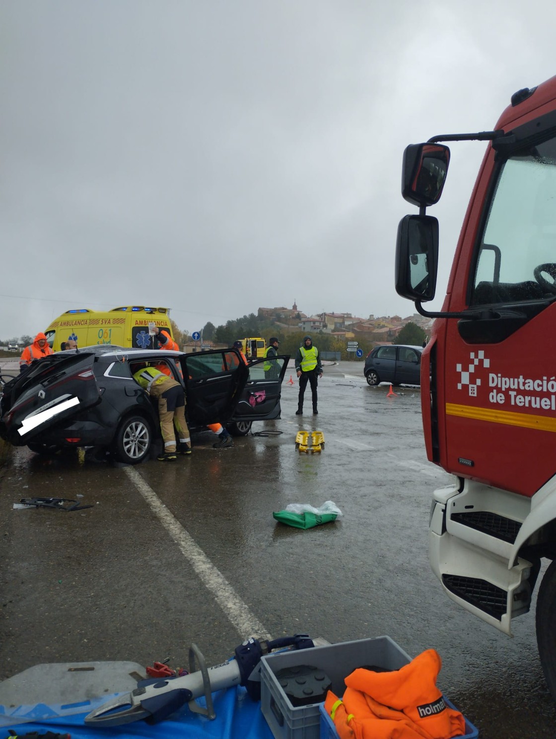 Los bomberos excarcelan a los ocupantes de un coche accidentado