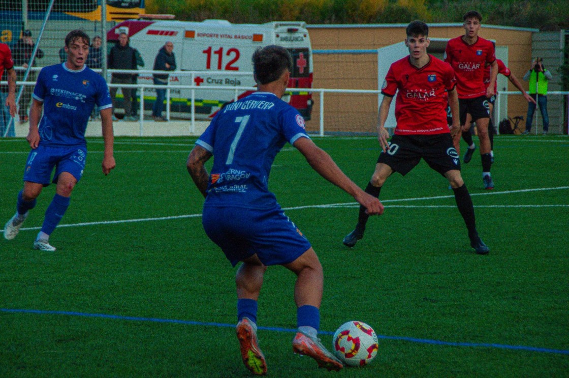 El Teruel sufre, vence y crece tras un disputado partido ante el Subiza (1-2)