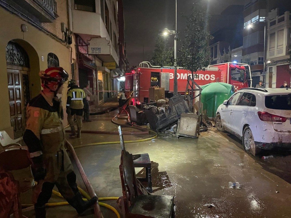 Dieciocho bomberos voluntarios de la Diputación de Teruel trabajan ya en Catarroja en coordinación con el 112 Aragón