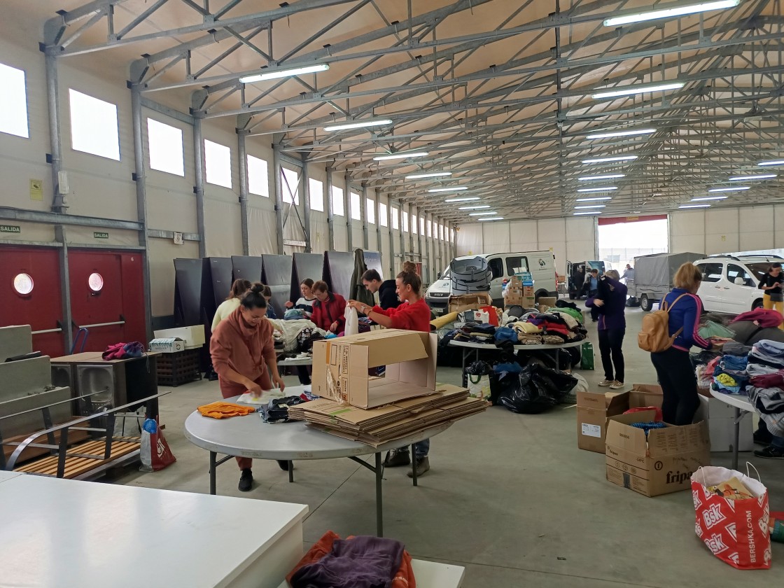 Manos solidarias se suman para trabajar en la carpa del Palacio de Exposiciones de Teruel