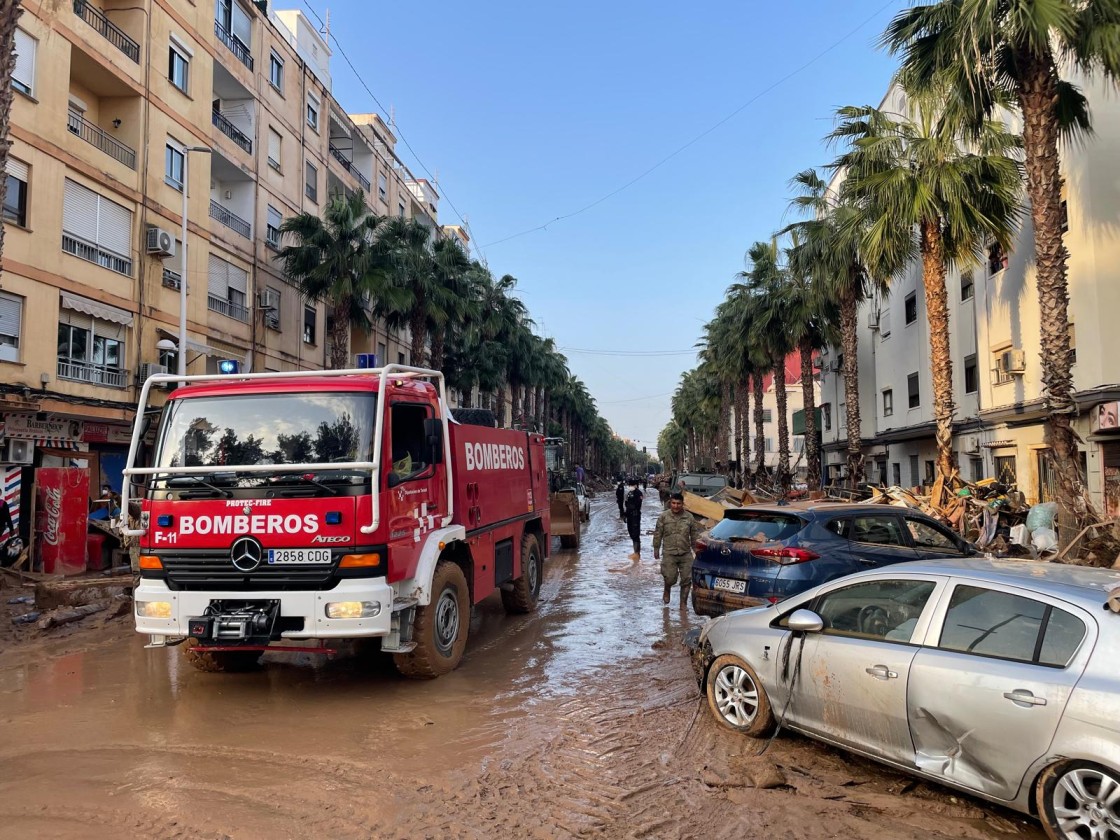 Las 244 personas del dispositivo aragonés, que integra a bomberos de la DPT, han limpiado el 20 % de las calles de la zona que tiene asignada en Catarroja