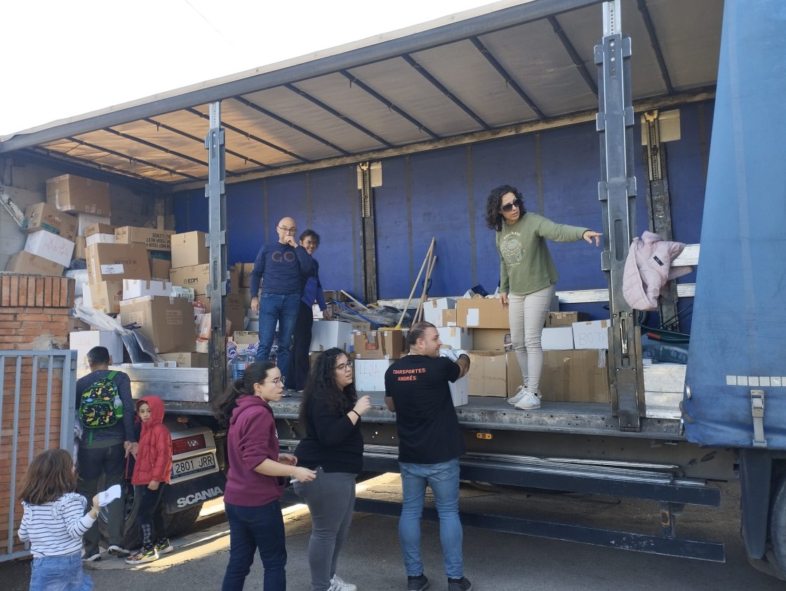 Transportes Andrés lleva la ayuda de tres colegios bajoaragoneses a una pedanía afectada por la dana de Valencia