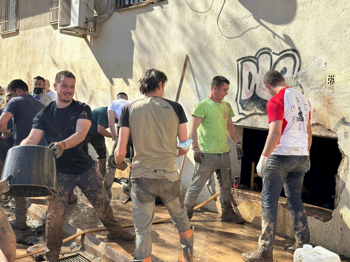 Voluntarios turolenses en la zona castigada por la dana critican la escasa coordinación