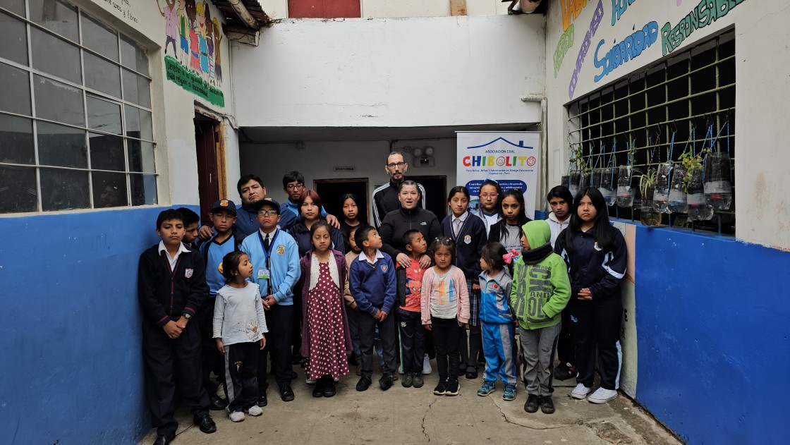 Los niños de una escuela en Perú ofrecen ayuda y consuelo a los afectados por la dana