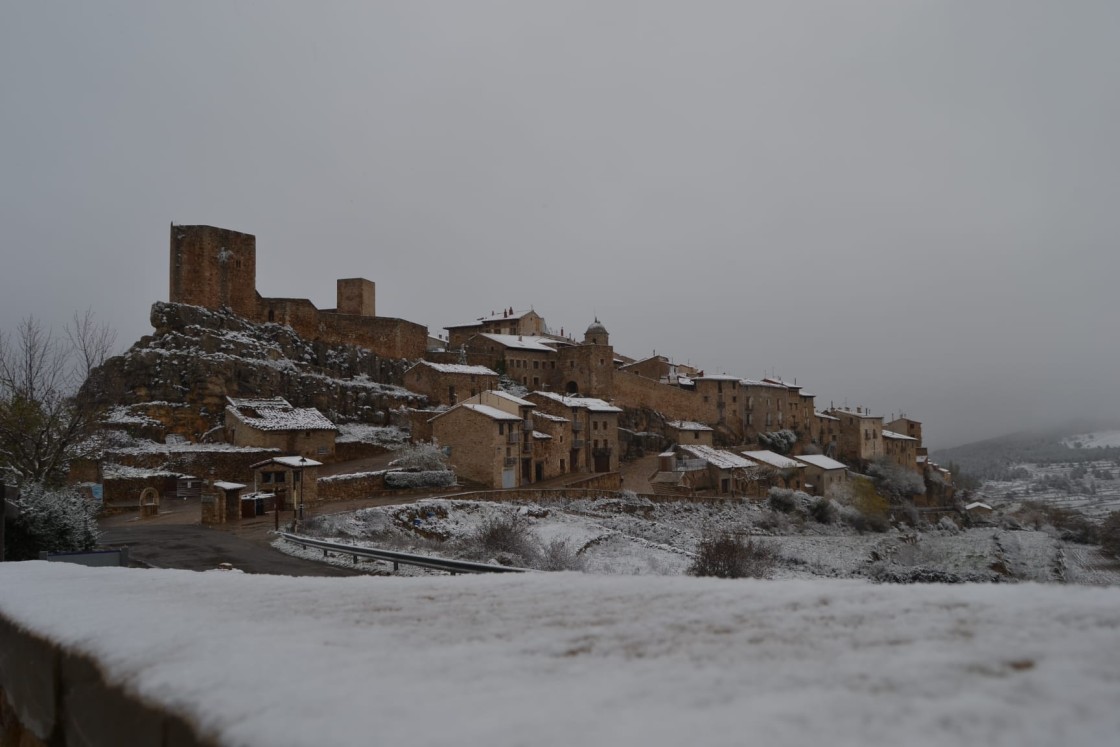 La nieve se deja ver en las zonas altas pero no causa problemas en carreteras