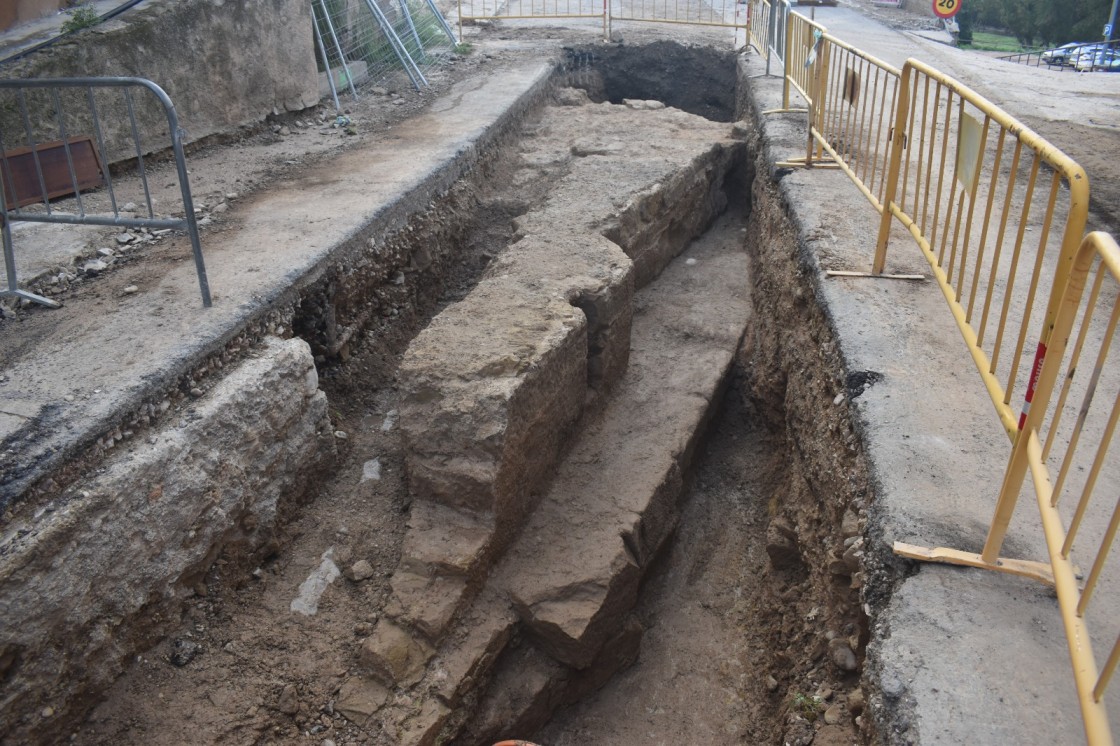 Hallan restos del portal medieval de San Jaime en las obras de las travesías de Alcañiz