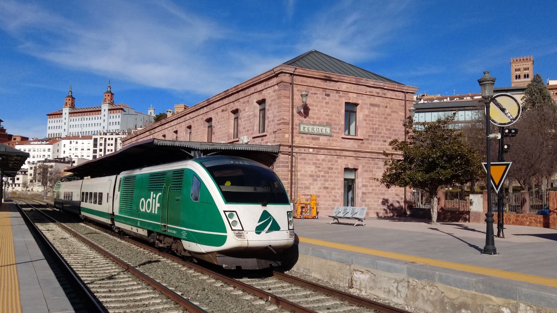 El corte total de la línea por Adif durante diez meses impide la llegada del Talgo con Madrid