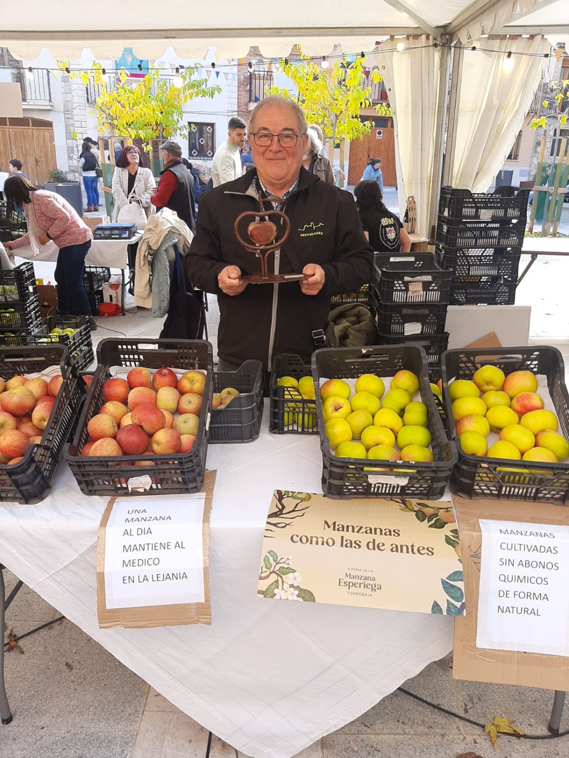 Enrique Marín se lleva un premio en la Feria de la Manzana de Torrebaja