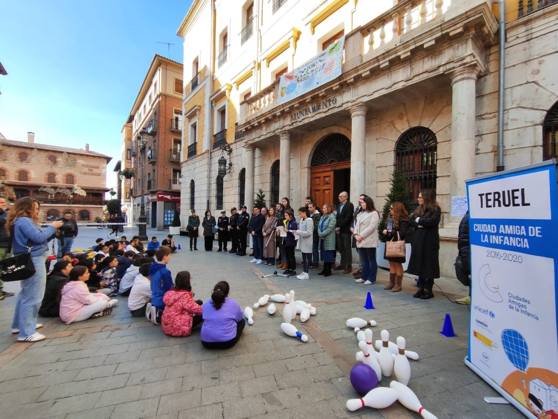 La plaza de la Catedral se convierte en un recreo por los derechos de los niños