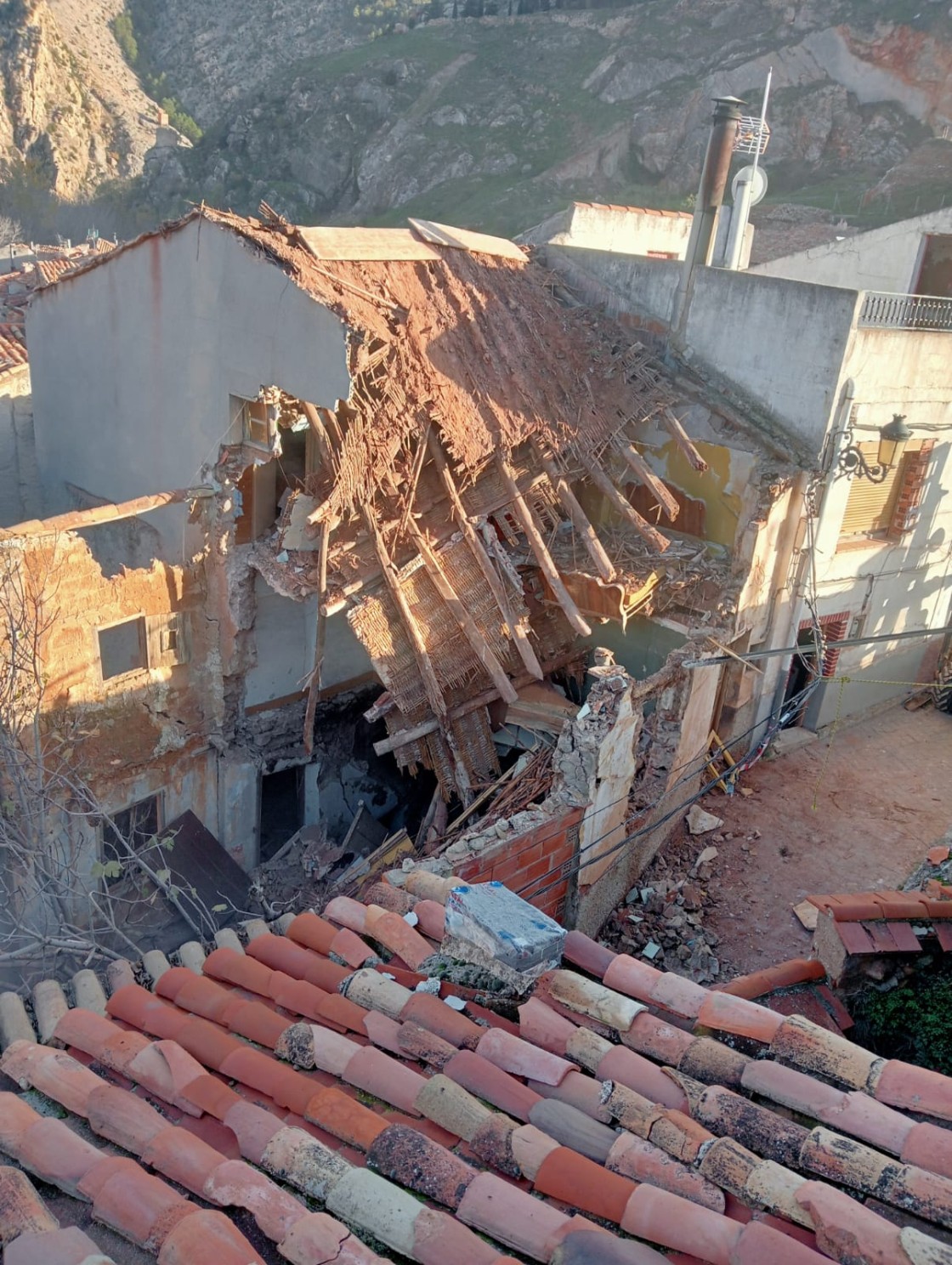 Se prolonga el primer derribo de una casa afectada por la dana en Montalbán