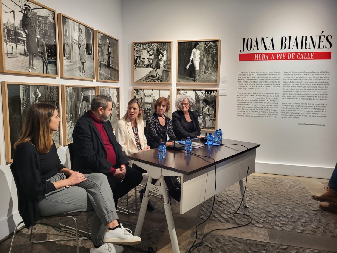 El Museo de Teruel expone la obra de la primera mujer fotoperiodista del país con la propuesta 'Joana Biarnés. Moda a pie de calle'