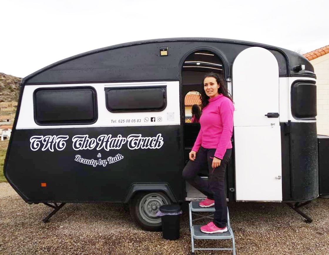 Ruth Blasco, estilista ambulante de The Hair Truck & Beauty by Ruth: “La gente mayor dependía de que alguien les llevase a otra población a la peluquería”