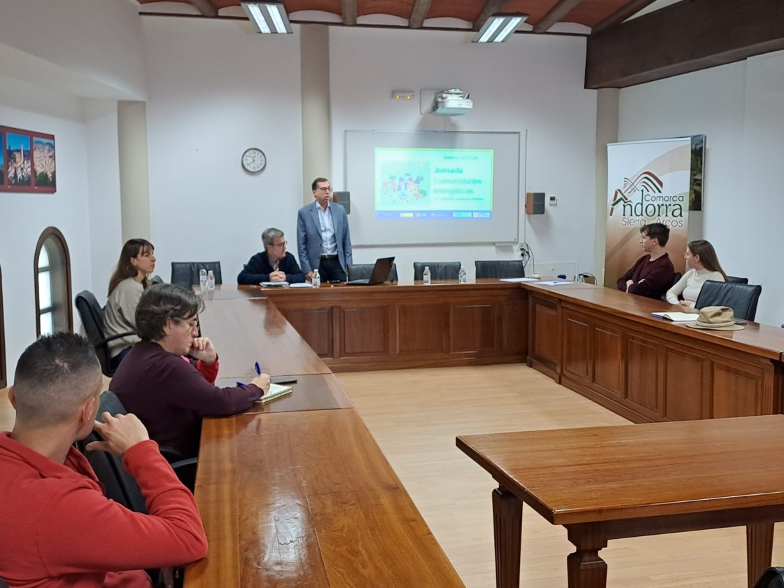 Una jornada en Cantavieja acerca las comunidades energéticas a vecinos, ayuntamientos y pymes