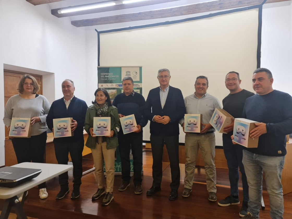 Blasco entrega gafas 3D a siete oficinas de turismo para recorrer desde el aire los paisajes del Geoparque del Maestrazgo