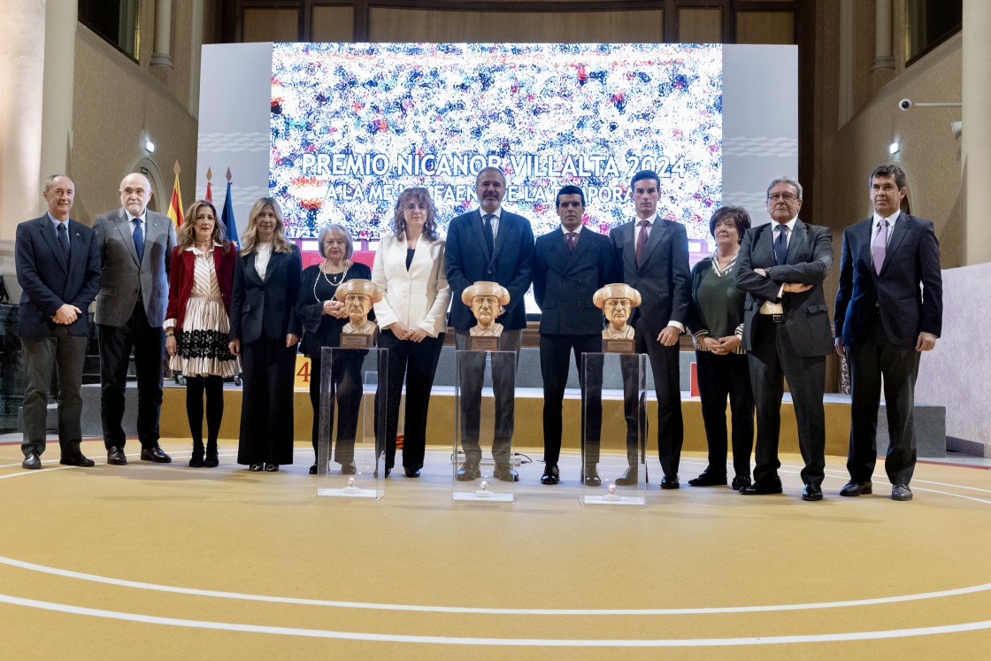 Fernando Adrián recibe el Premio Nicanor Villalta por la mejor faena de la Feria del Ángel de Teruel