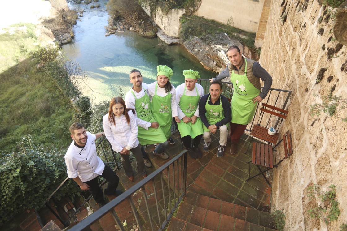 La Fábrica de Solfa acoge a dos jóvenes de Atades para cocinar con el chef Kike Micolau