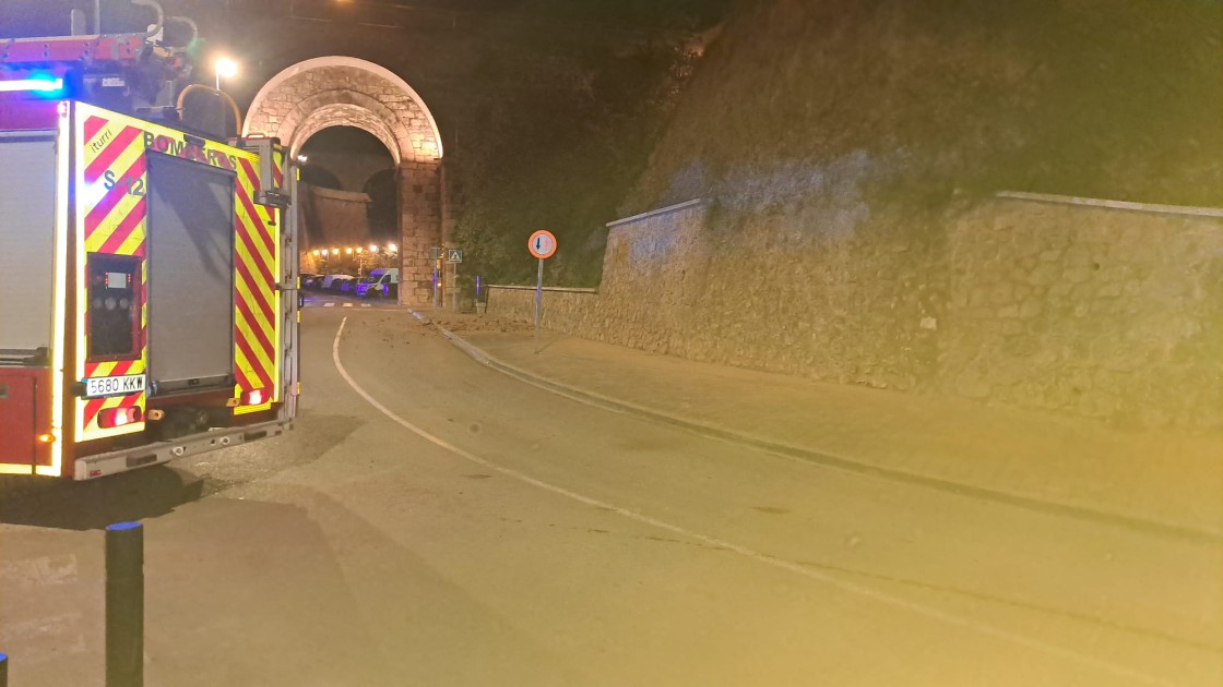 Cortada la calle Bajo los Arcos de Teruel por un desprendimiento sin daños personales en la ladera