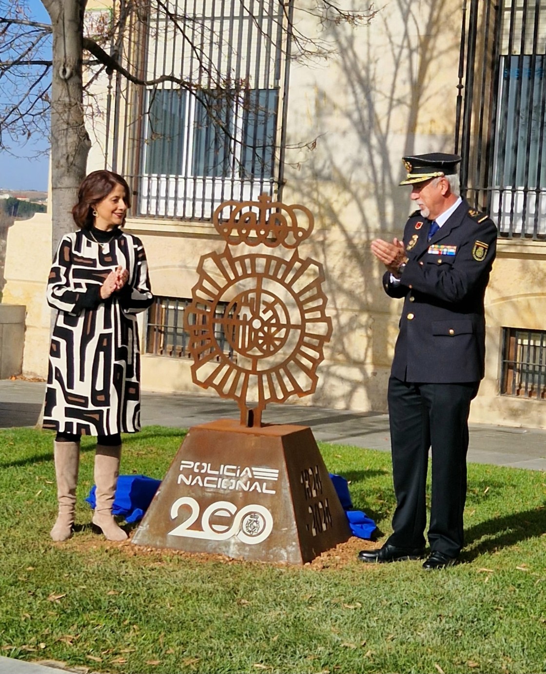 La Glorieta ya luce el monolito por el 200 aniversario de la Policía Nacional