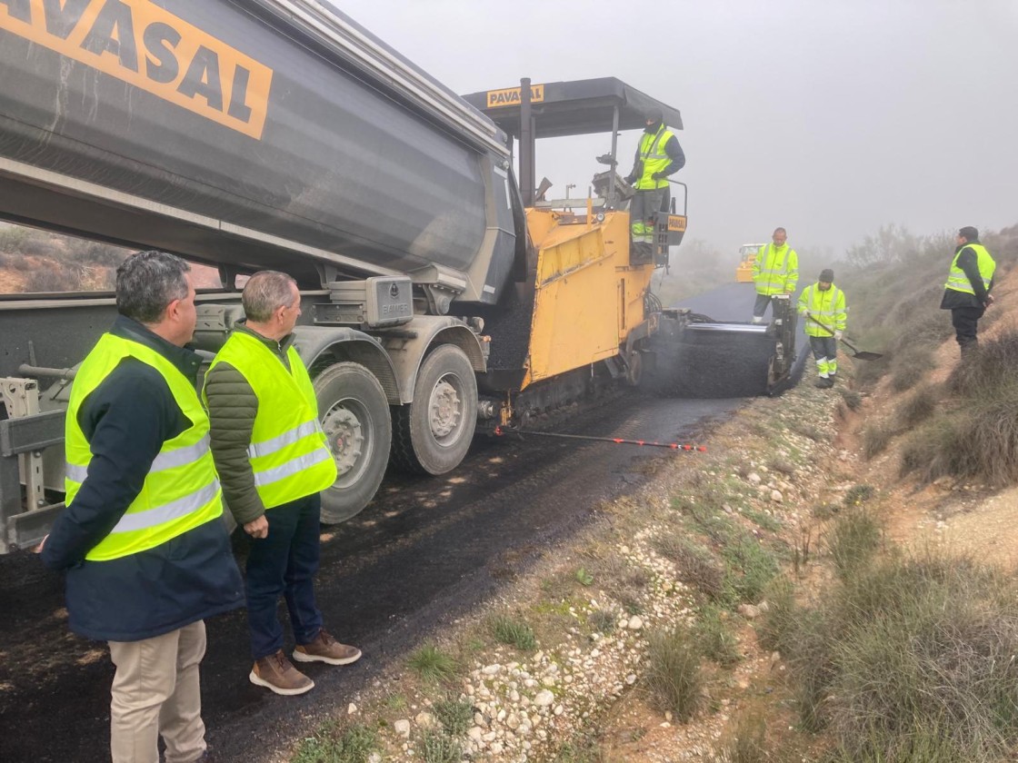 La Diputación de Teruel refuerza 10 kilómetros y medio de firme en el acceso al Convento del Olivar y en la carretera entre Valmuel y Alcañiz