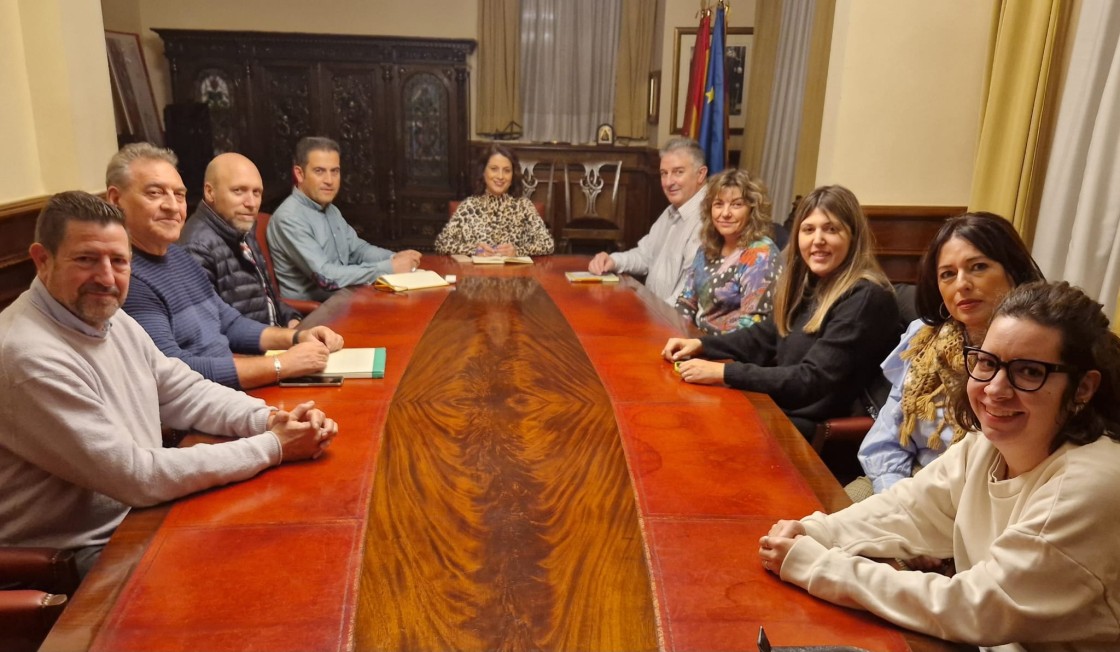 Primera reunión de la nueva junta directiva de Interpeñas con la alcaldesa y el concejal de Fiestas