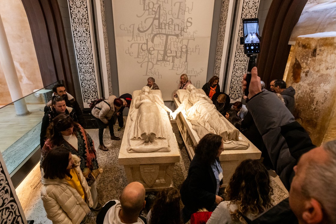 El androide EROX sorprende a las familias  en la visita a los Amantes de Teruel