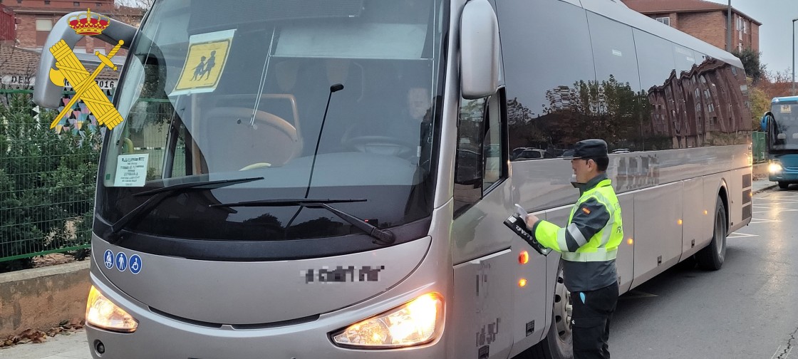 La Guardia Civil de Teruel pone 26 denuncias a vehículos de transporte escolar en una campaña especial de control