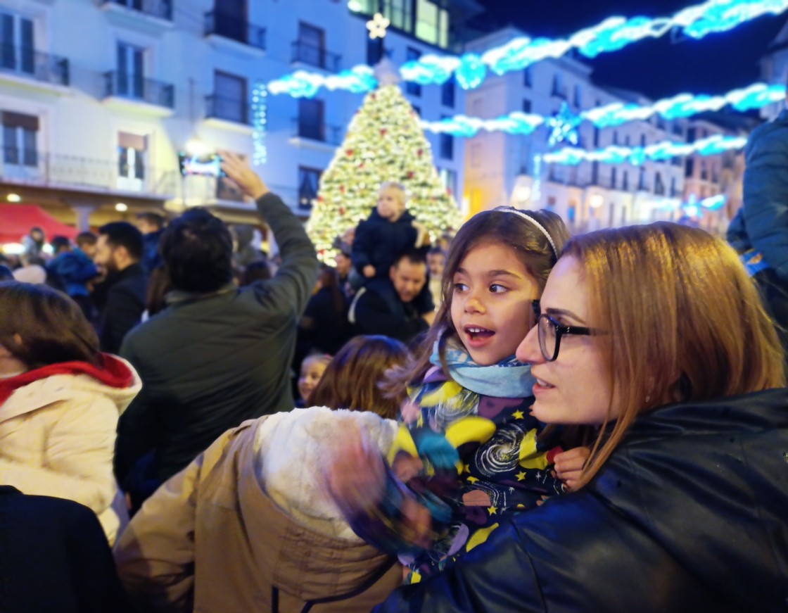 La Navidad arranca un año más en Teruel con el encendido  de luces en el Torico