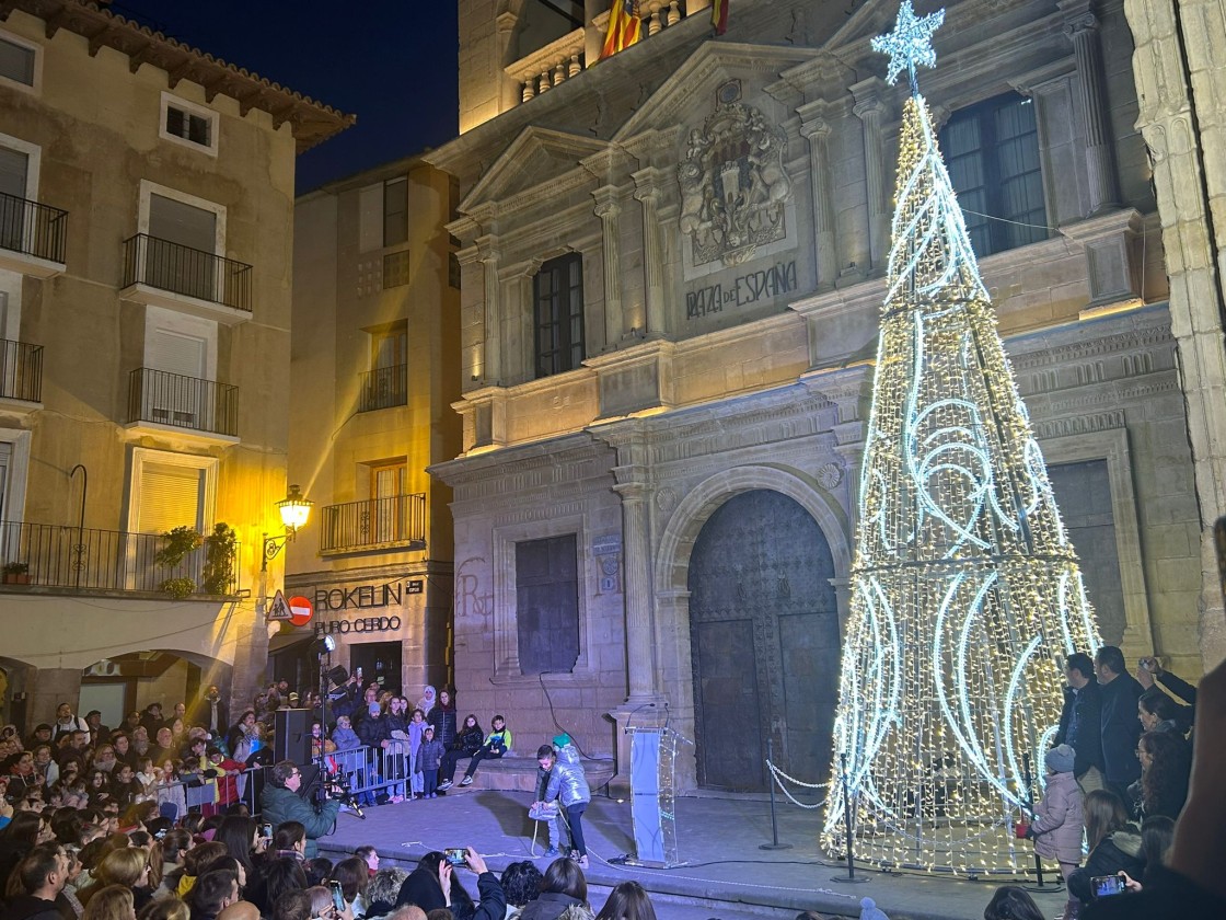 Miles de alcañizanos celebran el inicio de la Navidad con el tradicional encendido de luces