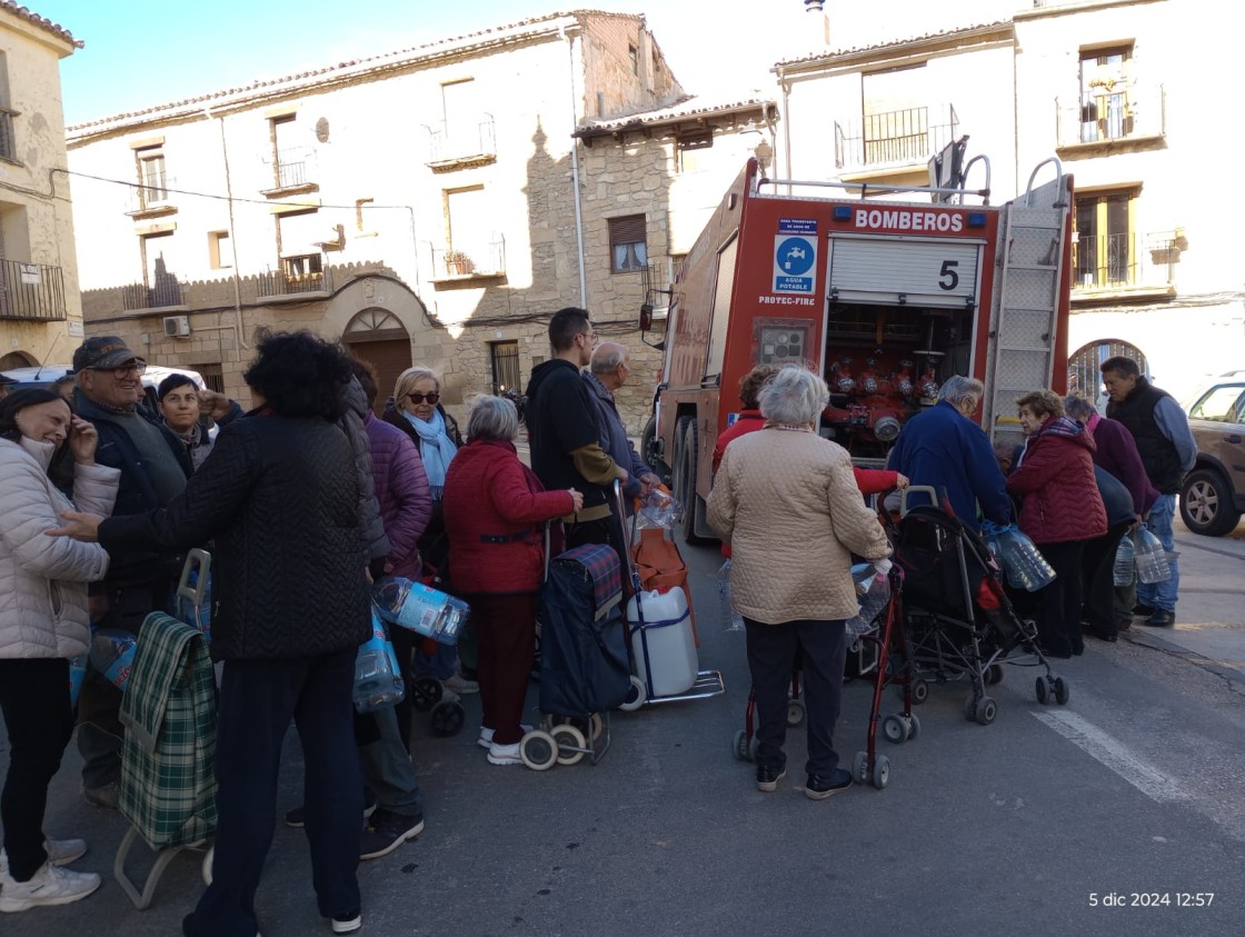 Valdealgorfa y La Codoñera reciben  los primeros litros de agua de los bomberos